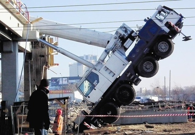 Do katastrofy doszło w grudniu 2011 roku przed godziną 11. Dźwig przewrócił się, a jeden z robotników zginął.