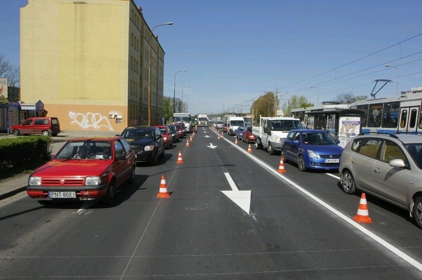 Szybki remont i powolna jazda na Legnickiej. Drogowcy zakorkowali jedną z głównych ulic (ZDJĘCIA)