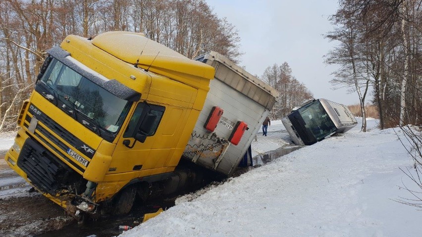 Zderzenie tira i osobówki w miejscowości Domostawa. Autobus w rowie. Nie żyją 2 osoby. Dwoje dzieci w szpitalu [ZDJĘCIA]