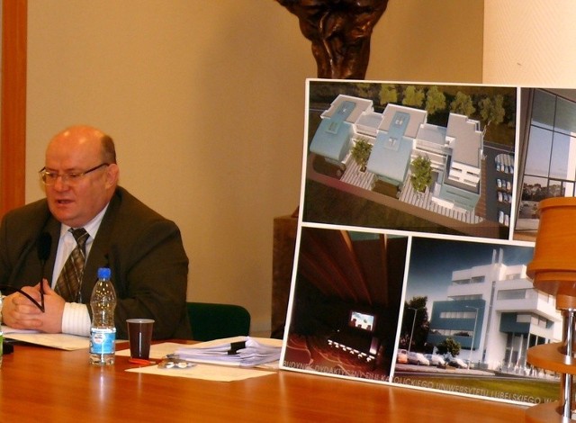 Prezydent Andrzej Szlęzak przy planszy z wizerunkiem obiektów dydaktycznych KUL.
