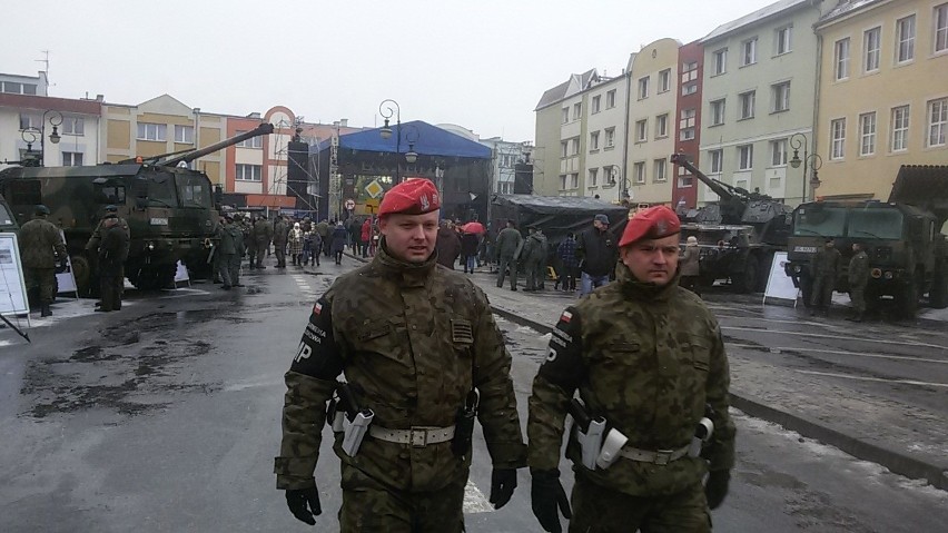 Oficjalne powitanie wojsk amerykańskich w Żaganiu przez...