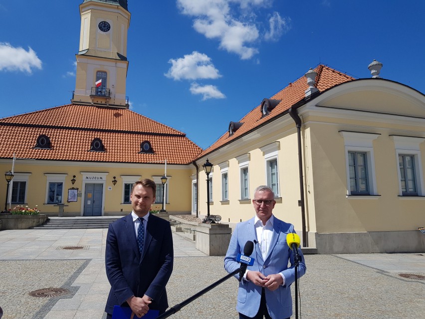 Podlascy posłowie PO Krzysztof Truskolaski i Robert...