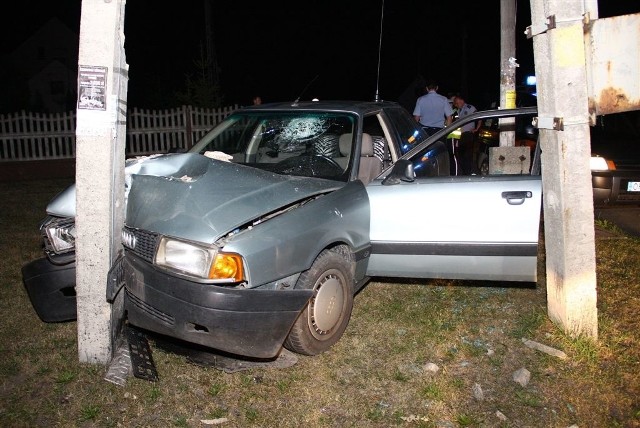 Opole: wypadek na Bassego. Kierowca audi 80 zjechał z drogi i uderzył w słup energetyczny. Pogotowie zabrało mężczyznę do szpitala.