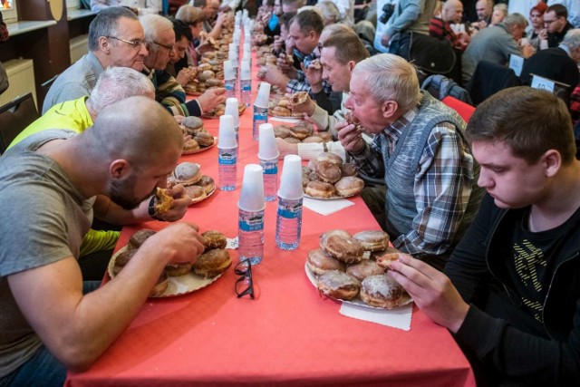 W poniedziałek, trzy dni przed tłustym czwartkiem odbyły się mistrzostwa Poznania w jedzeniu pączków. Zwycięzca zjadł 10 pączków w 5 minut i 45 sekund. To o cztery sekundy szybciej od zeszłorocznego mistrza.Zobacz więcej zdjęć ----->
