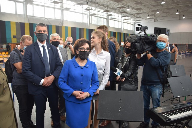 Marszałek Sejmu Elżbieta Witek uczestniczyła w rozpoczęciu roku szkolnego w IV LO im. H. Sienkiewicza w Częstochowie.Zobacz kolejne zdjęcia. Przesuwaj zdjęcia w prawo - naciśnij strzałkę lub przycisk NASTĘPNE