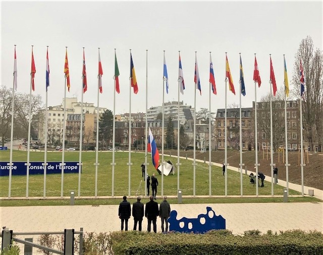 Rosyjska flaga zdejmowana z masztu przed siedzibą Rady Europy.