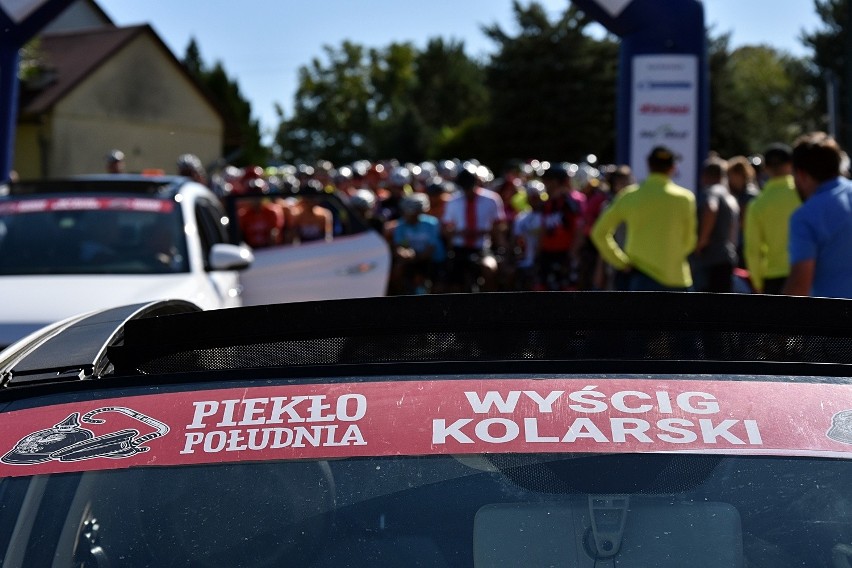 Ponad 200 kolarzy stanęło na starcie wyścigu kolarskiego śladami I wojny światowej [ZDJĘCIA]