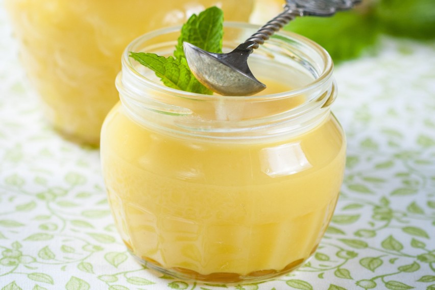 Tradycyjny lemon curd przygotowuje się na bazie jajek z...