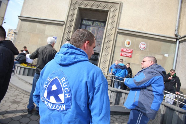 Kibice Ruchu Chorzow przyszli  na sesje rady miasta w sprawie udzielenia pożyczki klubowi