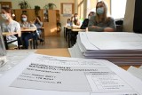 Próbna matura 2021 z matematyki w V Liceum Ogólnokształcącym imienia Piotra Ściegiennego w Kielcach [ZDJĘCIA, WIDEO]
