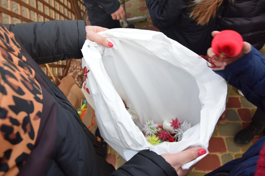 W Głogowie Małopolskim stanęła choinka ubrana w odblaski. Każdy może zerwać dla siebie odblask [FOTO, WIDEO]