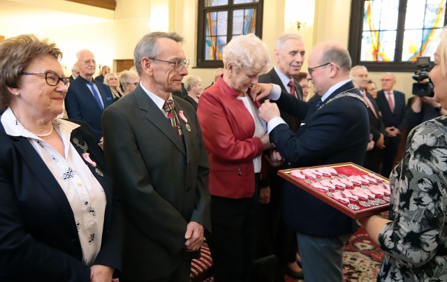 Pierwsza tura uroczystości wręczania medali "Za długoletnie pożycie małżeńskie" w grudziądzkim urzędzie stanu cywilnego w Grudziądzu.