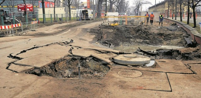 Katastrofa budowlana na ulicy Wałowej w Gdańsku pokazała, jak myślą urzędnicy - zamiast bezpiecznego i taniego transportu, nadal zalecają szkodliwy i potencjalnie niebezpieczny, a przecież jeszcze kilkanaście lat temu Wisła była jednym z głównych szlaków transportu materiałów budowlanych w Gdańsku. Wystarczy teraz do tego powrócić, a kłopoty znikną