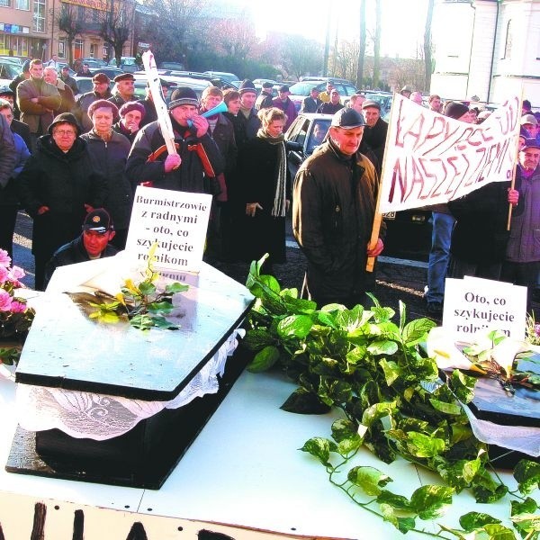 Protest przed Urzędem Miejskim w Sokółce zgromadził ponad stu rolników.