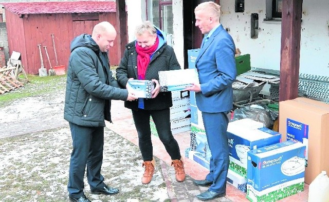 Starosta niżański Robert Bednarz oraz Marcin Miedziński - dyrektor zakładu Armatoora SA, przekazują pani Teresie wysażenie do łazienki.