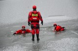 Ćwiczenia ratownicze w Kwidzynie 24.01.2019. Strażacy ćwiczyli na Balatonie ratowanie osoby, pod którą załamał się lód [zdjęcia] 