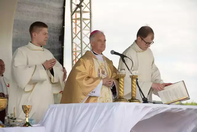 Biskup Marian Florczyk przewodniczył uroczystej mszy świętej na lotnisku w Masłowie.