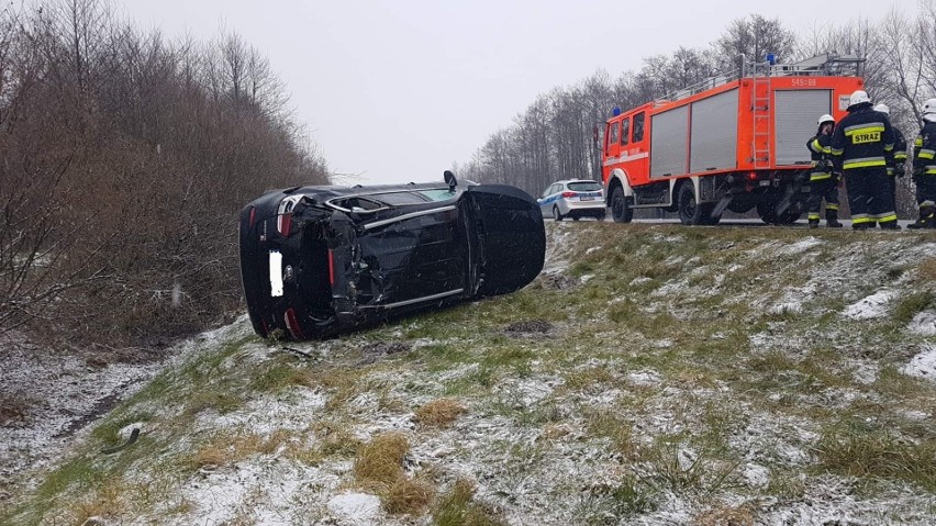 Wypadek w Gniazdowie na DW677. Samochód osobowy zjechał do rowu. 4.12.2021