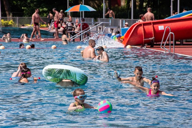 Pierwsza w tym roku tak upalna niedziela przyciągnęła tłumy wrocławian na basen przy ul. Wejherowskiej