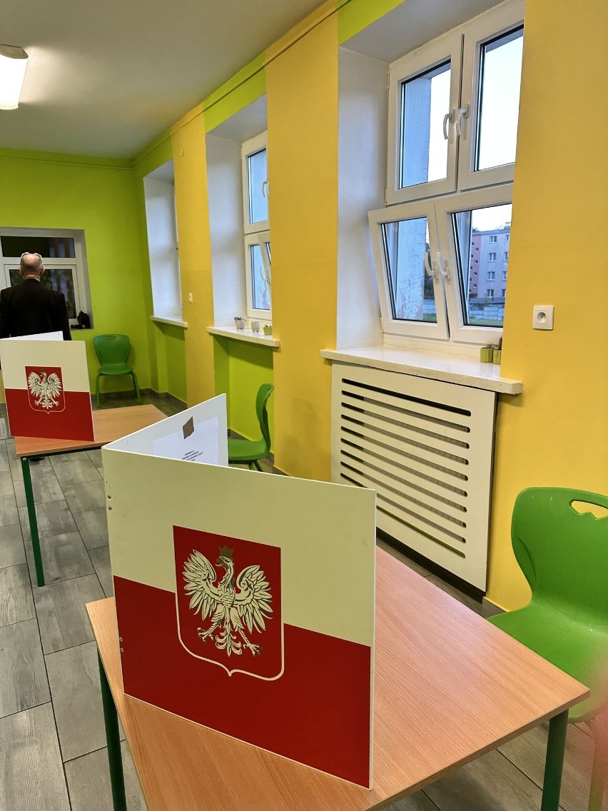 Polacy wybierają reprezentantów do Sejmu i Senatu.