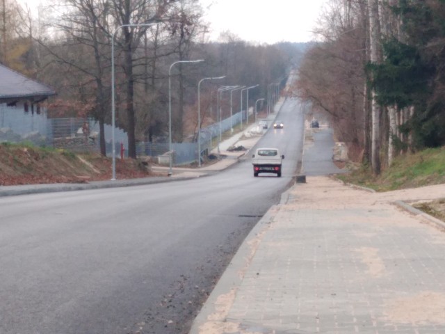 Na ulicy Szydłowieckiej leży już pierwsza warstwa asfaltu, w większości są chodniki i droga rowerowa.