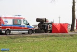 Długobórz Pierwszy: Wypadek na DK 63. Ciągnik rolniczy przewrócił się na drodze. Zginął 63-letni kierowca (zdjęcia)