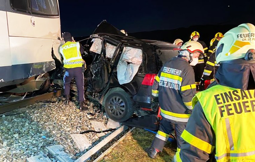 Tragedia młodych mężczyzn z powiatu limanowskiego w Austrii. Wjechali pod pędzący pociąg. Jeden zginął, drugi walczy o życie