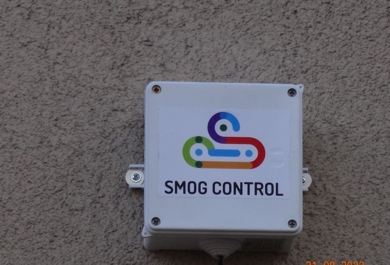 Nowy czujnik jakości powietrza przy szkole w Belsku Dużym. Mieszkańcy mogą na bieżąco kontrolować wyniki. Zobacz zdjęcia