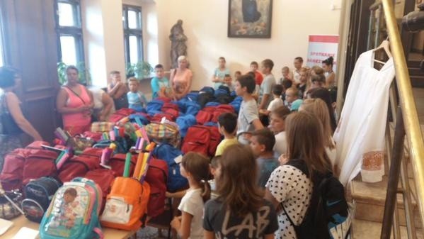 Wrocław: Arcybiskup Józef Kupny poświęcił tysiąc wyprawek szkolnych i rozdał je uczniom (ZDJĘCIA)