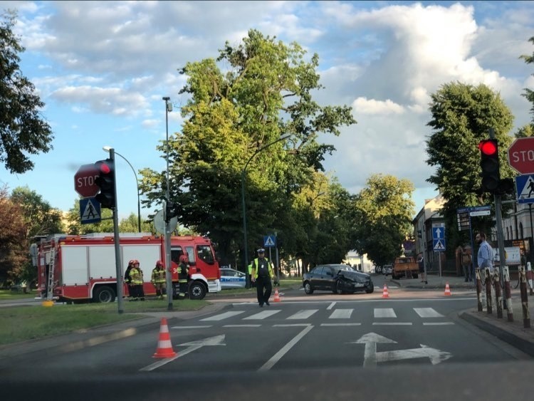 Nowy Sącz wypadek. Zderzenie na Al. Batorego i ul. Zygmuntowskiej. Na miejscu pogotowie