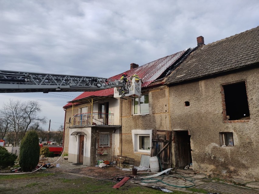 Wierzbięcice. Pożar domu jednorodzinnego. Strażacy użyli nowoczesnego systemu CAFS