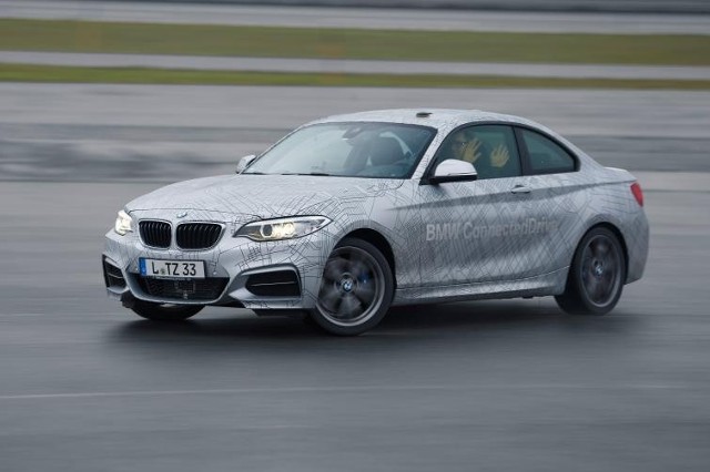 BMW M235i, które jeździ bez udziału kierowcy. Potrafi nawet drifttować