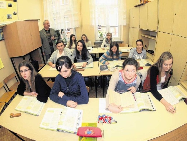 Uczniowie kl. 3a Liceum Ogólnokształcącego w Grybowie, by dotrzeć do małej pracowni lingwistycznej na lekcję języka francuskiego, musieli przejść przez salę, w której lekcję miała inna klasa