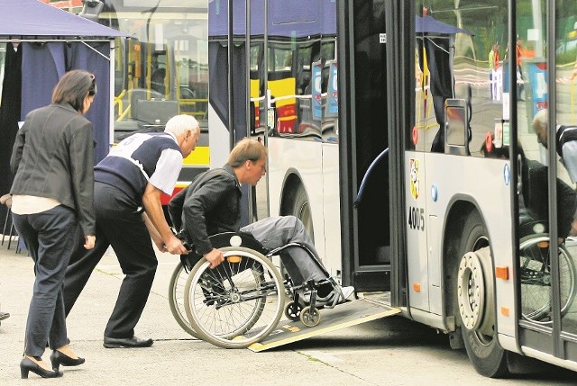 Pomoc niepełnosprawnym to obowiązek kierowców, ale miło im, jeśli ktoś dziękuje za życzliwość. Mają stresującą pracę, słyszą codziennie skargi. Gdy podchodzą z uśmiechem do pasażerów,  warto to docenić