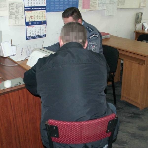 Jeden z zatrzymanych podczas przesłuchania w komendzie policji w Staszowie.