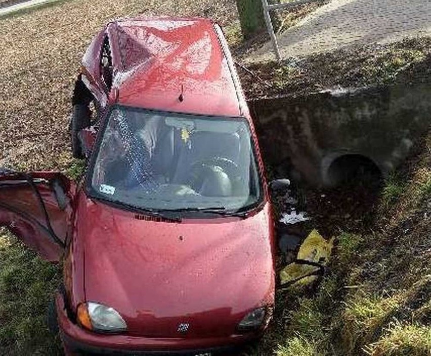 Wypadek w Zakrzewie. 19-latka straciła panowanie nad pojazdem, który zderzył się z jadącą z naprzeciwka skodą. Kierująca w szpitalu