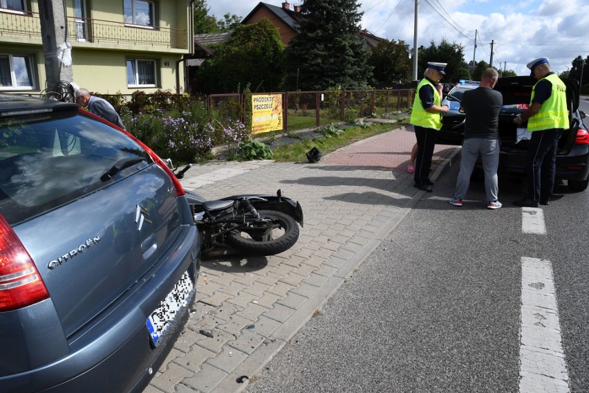 W Bielinach motocykl wjechał w tył auta. Jedna osoba w szpitalu