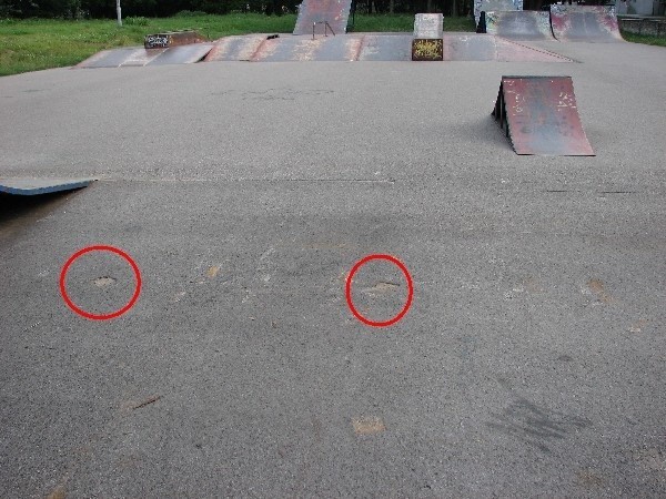 Dziury w betonowej nawierzchni skateparku przy ulicy...