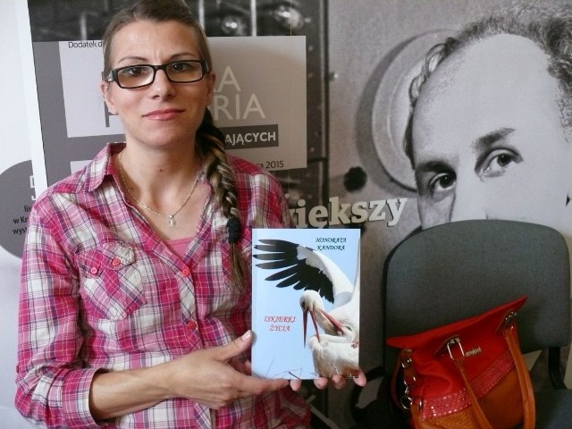 Honorata Kandora z Woli Czaryskiej ze swoim debiutanckim tomikiem wierszy „Iskierki życia”.