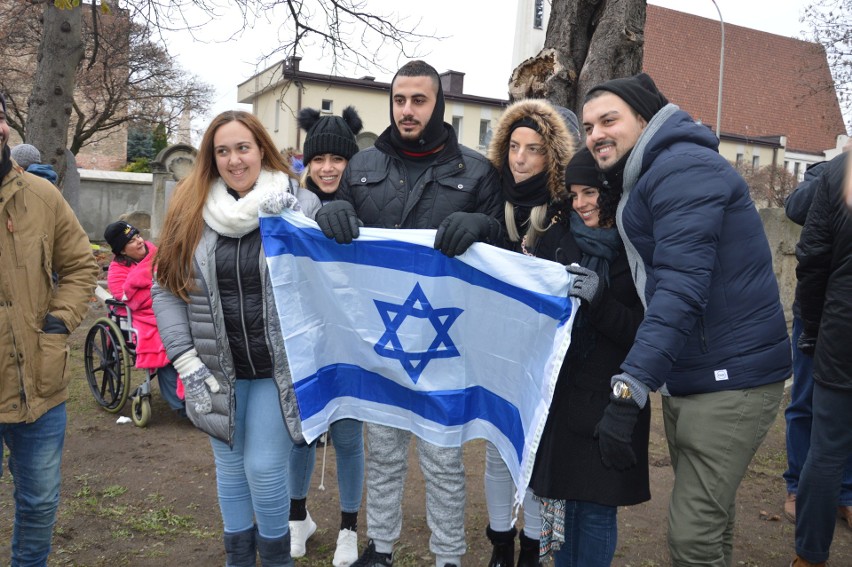 Tarnów. Konsul Austrii i studenci z Izraela oddali hołd żołnierzom, którzy spoczywają na Cmentarzu Żydowskim  [ZDJĘCIA]