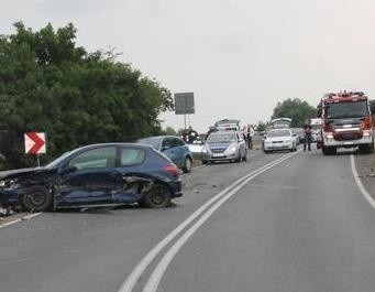 Wypadek na drodze Libiąż - Oświęcim. Dwie osoby ranne, są utrudnienia [ZDJĘCIA]