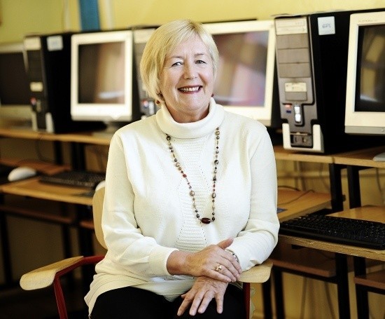 Teresa  Szyprowska zaprzęgła komputer do pracy w bibliotece.
