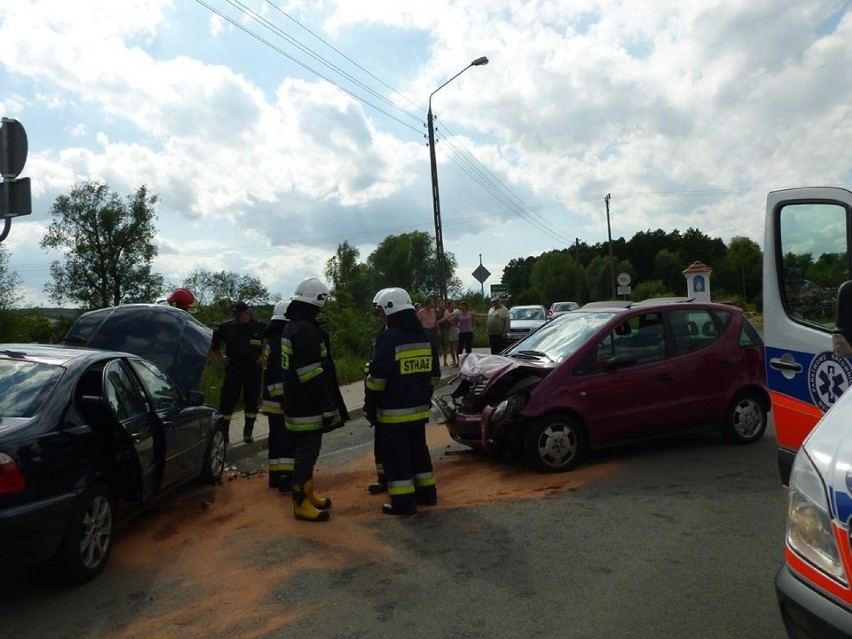 Wypadek niedaleko Głogowa. W Kwielicach mercedes zderzył się z BMW (ZDJĘCIA)