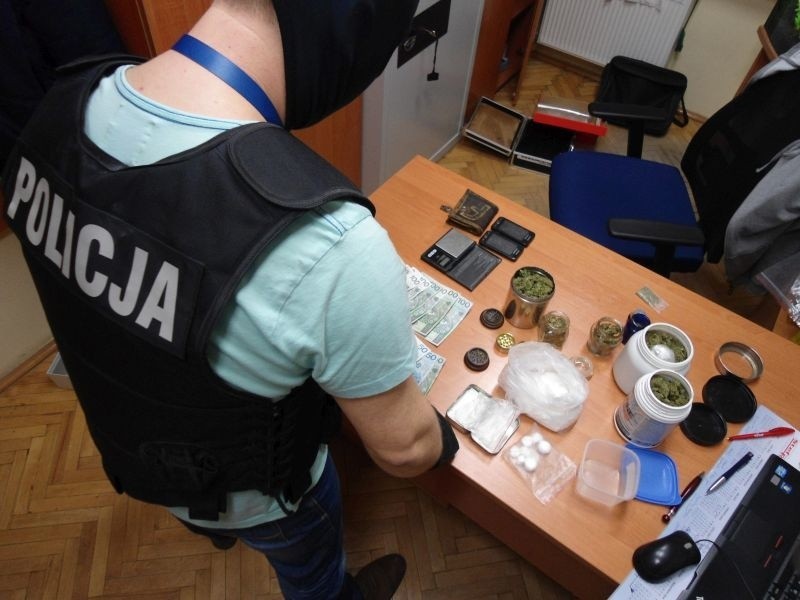 Ponad pół kilograma narkotyków znaleźli policjanci  w jednym...