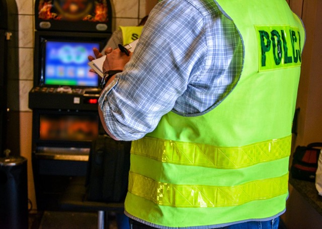 Wspólne działania policjantów z gubińskiego komisariatu z lubuskimi funkcjonariuszami Krajowej Administracji Skarbowej doprowadziły do zabezpieczenia w „pseudokasynie” pięciu nielegalnych urządzeń do gier hazardowych.W czwartek (19 kwietnia) funkcjonariusze zajmujący się zwalczaniem przestępczości gospodarczej z komisariatu policji w Gubinie, działając wspólnie z funkcjonariuszami Lubuskiego Urzędu Celno-Skarbowego w Gorzowie Wlkp. (delegatura w Zielonej Górze) sprawdzili lokal na terenie miasta przygranicznego, w którym według posiadanej przez nich wiedzy, miały znajdować się nielegalne automaty do gier hazardowych. - Informacja potwierdziła się - informuje rzecznik komendy powiatowej policji w Krośnie Odrzańskim, Justyna Kulka. - W pomieszczeniu do którego weszli znajdowało się pięć urządzeń. Przeprowadzone na miejscu przez funkcjonariuszy KAS eksperymenty procesowe potwierdziły fakt, że zabezpieczone maszyny, to działające w sprzeczności z przepisami ustawy o grach hazardowych i będą stanowiły dowód w prowadzonych postępowaniach przygotowawczych.Obowiązujące przepisy ustawy o grach hazardowych przewidują wysokie kary pieniężne za nielegalne użytkowanie lub posiadanie takiego urządzenia. - Od kwietnia 2017 roku wysokość kary pieniężnej wzrosła z 12 tys. zł do 100 tys. zł. za każdy zabezpieczony automat - mówi J. Kulka. - Zatem kara pieniężna jaką może ponieść gubiński właściciel maszyn to pół miliona złotych. Ponadto grozi mu także kara pozbawienia wolności do lat 3.To w tym roku kolejne miejsce nielegalnego hazardu, zlikwidowane przez funkcjonariuszy współpracujących ze sobą służb. Ujawnione w marcu, także na terenie Gubina, pięć automatów do gier zostało przekazanych funkcjonariuszom KAS, którzy prowadzą dalsze postępowanie w tej sprawie.Zobacz również: Chodził z bronią, strzelał i podpalał. Wstrząsające nagrania monitoringu z ataku na kasynoŹródło: RUPTLYPOLECAMY PAŃSTWA UWADZE: