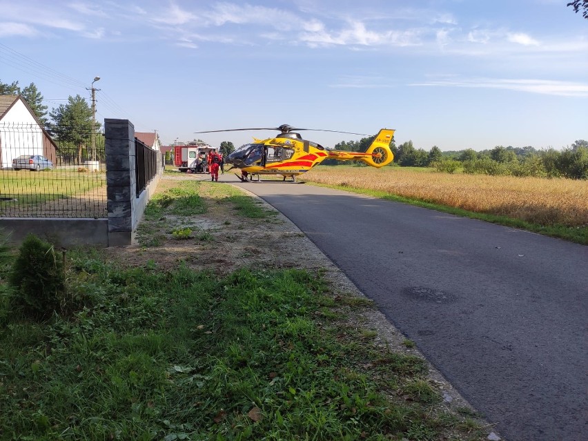 Ciągnik przejechał 80-letniego mężczyznę. Ciężko rannego śmigłowiec LPR zabrał do szpitala w Tarnowie 