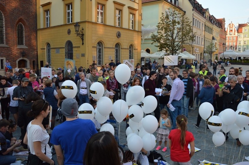 Wrocławianie wyrazili solidarność z uchodźcami. Pikieta w Rynku (ZDJĘCIA)