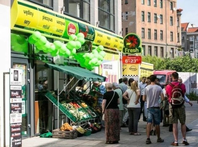 MAJÓWKA 2018, FRESHMARKET - GODZINY OTWARCIAWe wtorek 1 maja 2018 decyzję o otwarciu sklepu podejmują ajenci poszczególnych placówek. Te sklepy, które zostaną otwarte, czynne będą jednak krócej niż zwykle – w zależności od indywidualnej decyzji ajenta w godzinach: od 9.00 do 19.00 lub od 11.00 do 21.00. Podobnie będzie w czwartek 3 maja 2018. W środę 2 maja 2018 sklepy sieci Freshmarket będą czynne w godzinach 6.00-23.00. Uwaga! Na drzwiach każdego sklepu znajdziecie szczegółową informację o godzinach otwarciaMAJÓWKA 2018, FRESHMARKET- Wtorek, 1 maja 2018 – 9.00-19.00 lub 11.00-21.00 (w zależności od decyzji ajenta)- Środa, 2 maja 2018 – 6.00-23.00- Czwartek, 3 maja 2018 – 9.00-19.00 lub 11.00-21.00 (w zależności od decyzji ajenta)