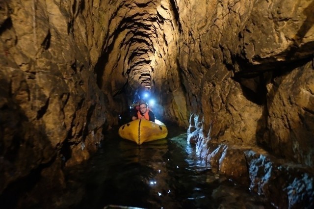 To unikatowe oraz jedyne w swoim rodzaju miejsce dołączono do listy UNESCO w 2017 roku i w jednym zapisie uwzględniono zarówno Zabytkową Kopalnię Srebra, jak też Sztolnię Czarnego Pstrąga. Zwiedzanie pierwszej z nich odbywa się w podziemnych korytarzach, położonych czterdzieści metrów pod powierzchnią ziemi, a miejsce to jest jedyną w Polsce podziemną trasą turystyczną, umożliwiającą przemieszczanie się po terenie dawnej kopalni srebra, której początki sięgają osiemnastego wieku. Ciekawostką jest też to, że uruchomiono tam pierwszą na Górnym Śląsku maszynę parową. Z kolei Sztolnia Czarnego Pstrąga stanowi jedyną w Polsce wciąż działającą sztolnię odwadniającą i jeden z najdłuższych w Europie podziemnych przepływów łodziami. W tarnogórskim obiekcie UNESCO turyści mogą zobaczyć wykute w skale przodki górnicze, chodniki transportowe o różnej wysokości oraz potężne komory powstałe na przełomie osiemnastego i dziewiętnastego wieku. Poza tym, miejsce to jest bogate w walory przyrodnicze, jak chociażby jedyny w Europie lej krasowy, znajdujący się w dawnej kopalni. Jedną z największych atrakcji jest przepływ łodziami na trasie o długości dwustu siedemdziesięciu metrów.