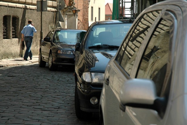 Niedostateczna liczba miejsc parkingowych sprawia, że uliczki Starego Miasta zapchane są samochodami.
